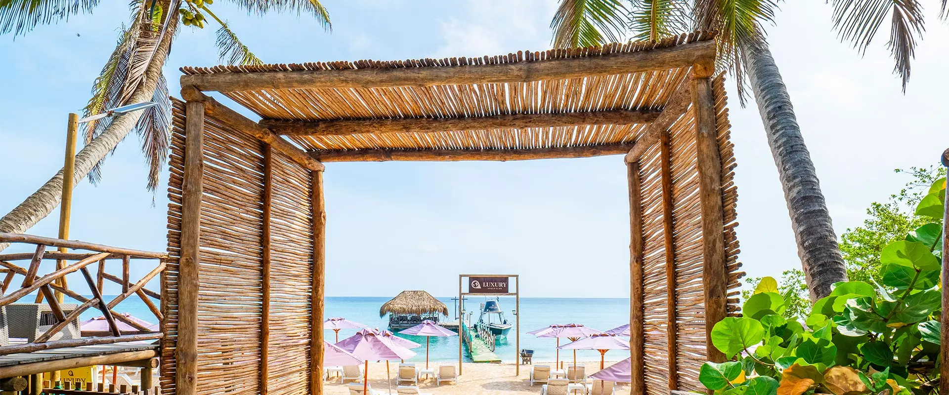Luxury Beach Club – Open Bar, Sabor y Relajo en el Corazón del Rosario